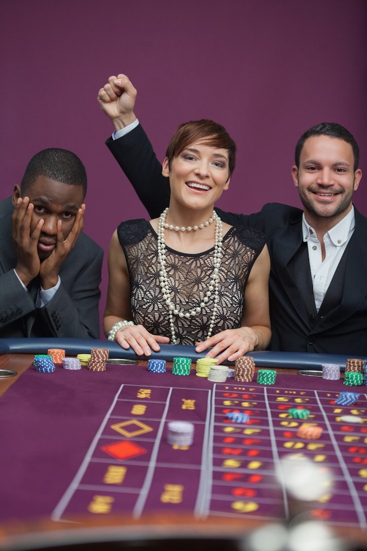 Antarmuka aplikasi mobile btn4d menampilkan live dealer tables dan sportsbook